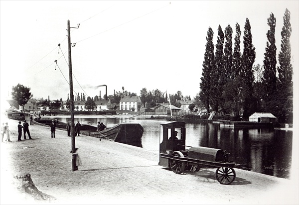 Tractor towing a boat at Dijon, 1894-5 (b/w photo)  od French Photographer