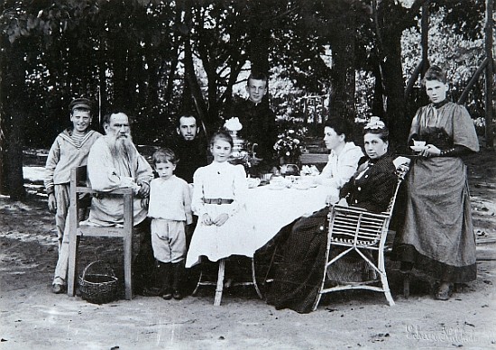 Family portrait of the author Leo N. Tolstoy, from the studio of Scherer, Nabholz & Co. od Russian Photographer