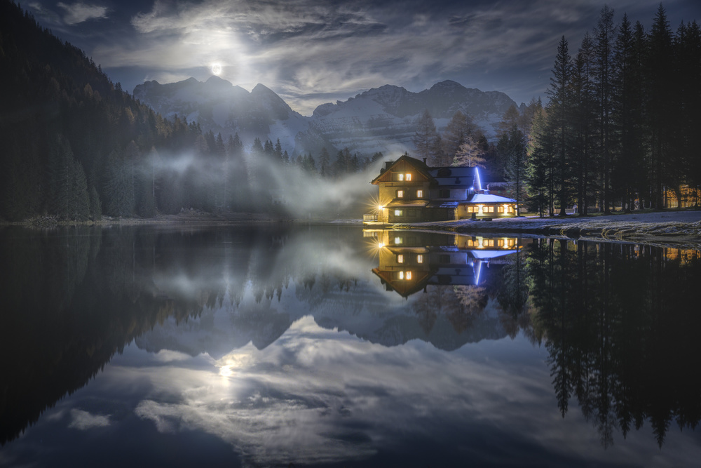 The Moon rises from the mountain od Alberto Ghizzi Panizza