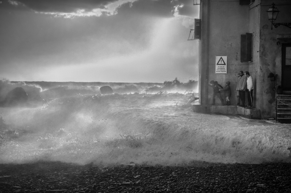Beware of the Sea Storm! od Alessandro Traverso