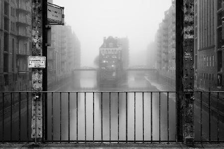 Wasserschloss bei Nebel