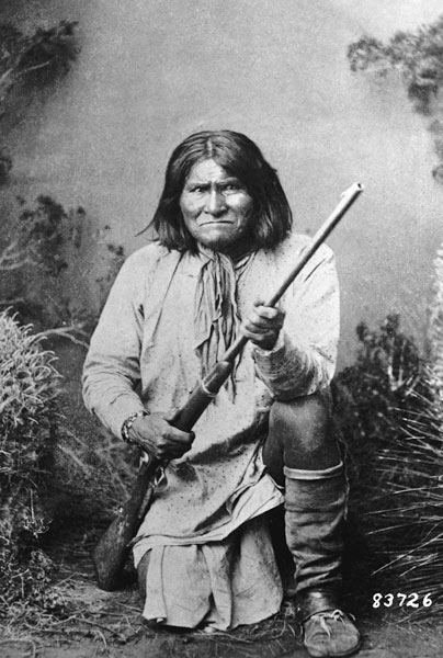 Geronimo holding a rifle, 1884 (b/w photo)  od American Photographer