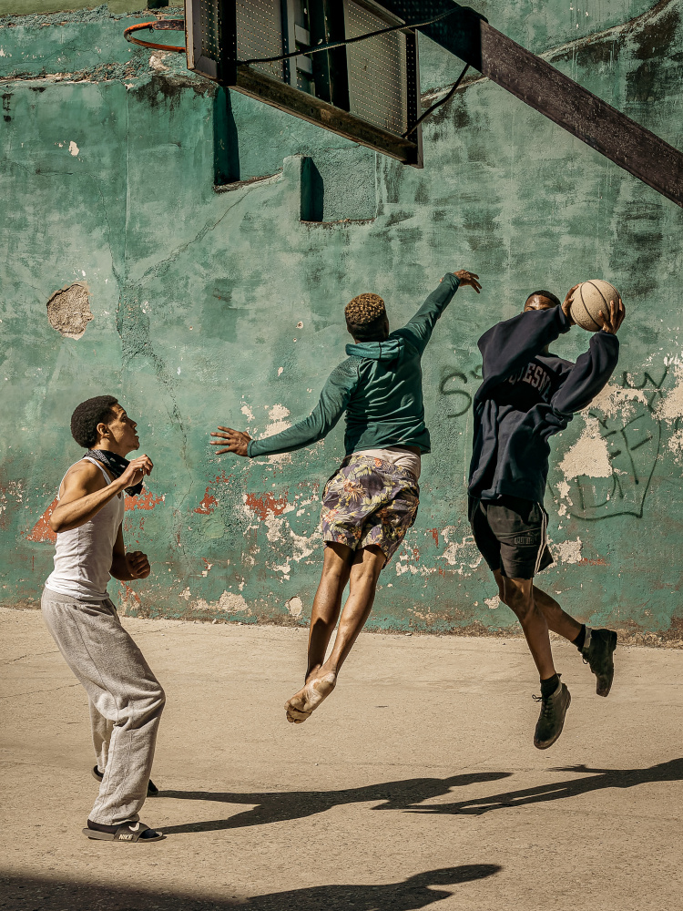 Playing Basketball od Andreas Bauer