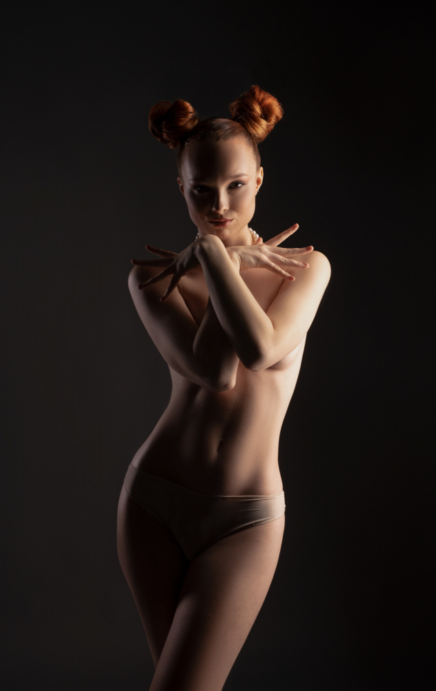 Gorgeous redhead naked lady od Andrey Guryanov