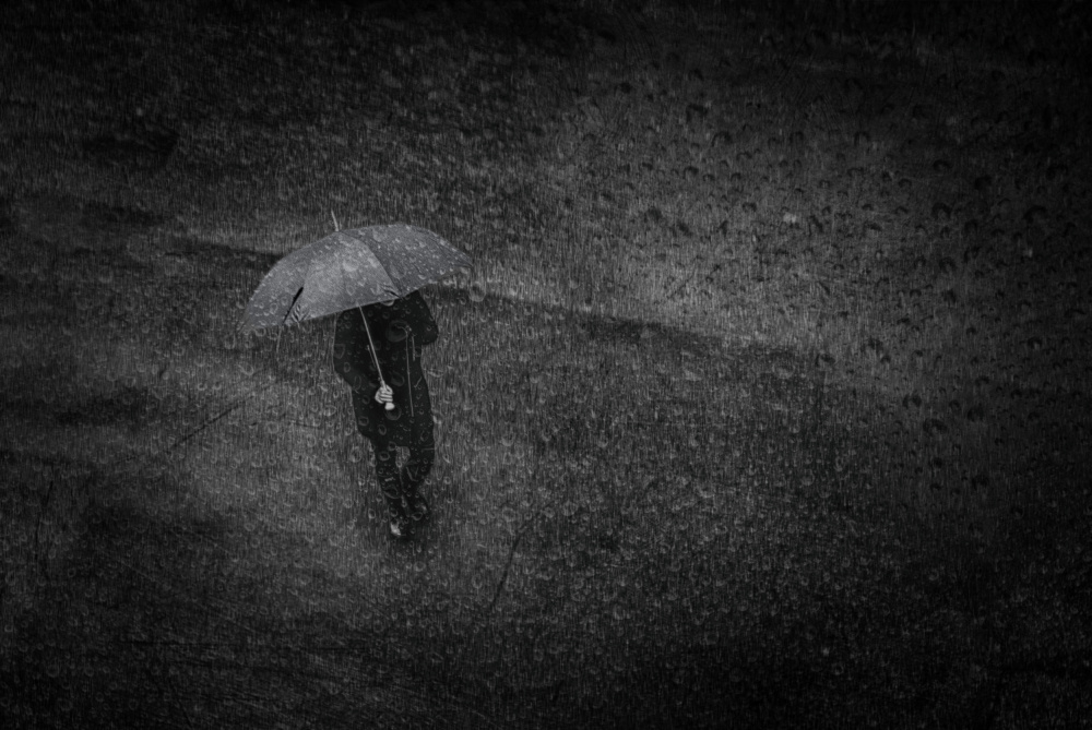 man in the rain od Anette Ohlendorf