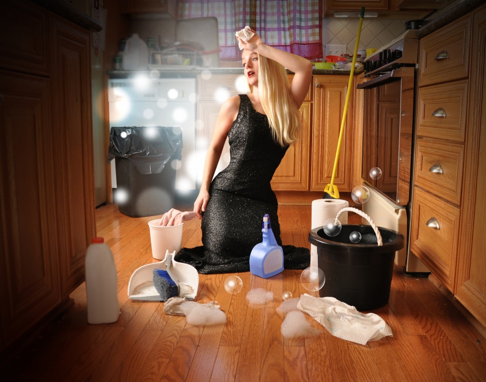 Beauty Glamour Girl Cleaning House od Angela Waye