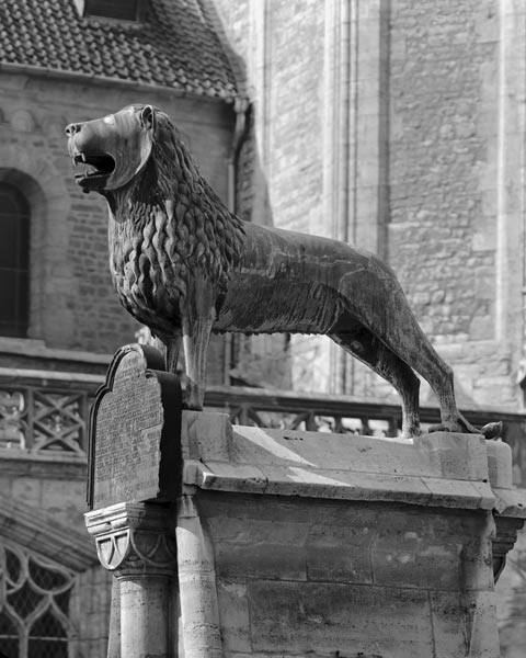 Denkmal Heinrich des Löwen (Detail: Löwe, linke Profilansicht) od Anonym Romanisch