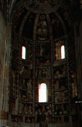 View of the apse decorated with frescos (photo)