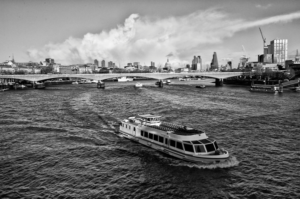 River boat on the Thames od Ant Smith
