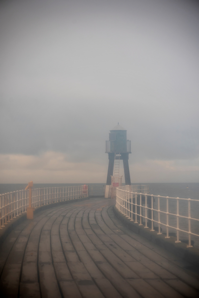 Whitby Harbour West Lighthouse in Mist od Ant Smith