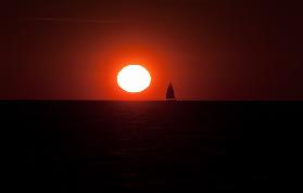 Segelboot bei Sonnenuntergang in Warnemünde