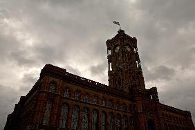 Dunkle Wolken über dem Roten Rathaus in Berlin