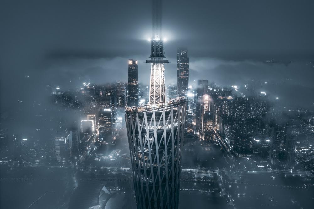 Cloudy Canton Tower od Aron Tien