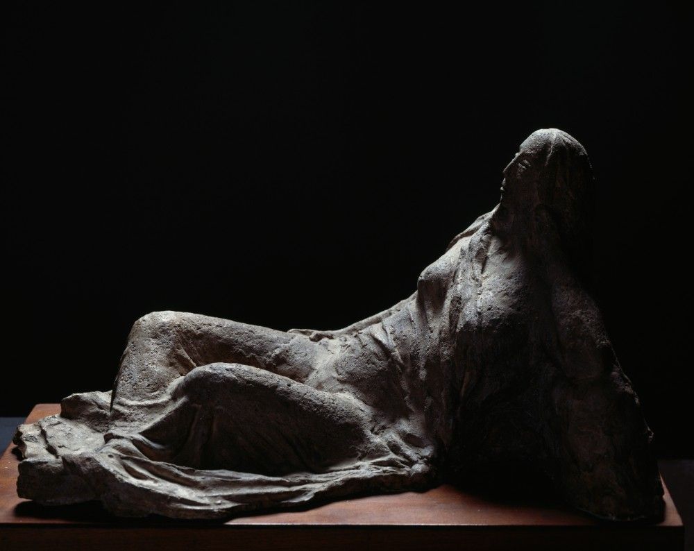 Female figure reclining, in terracotta od Arturo Martini