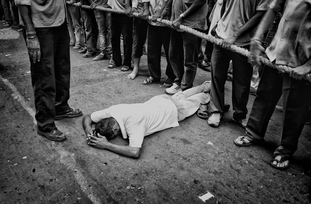 Prayer on Street od Avishek Das