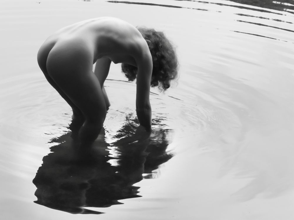 Female back-act with water reflection od Amelie Breslauer