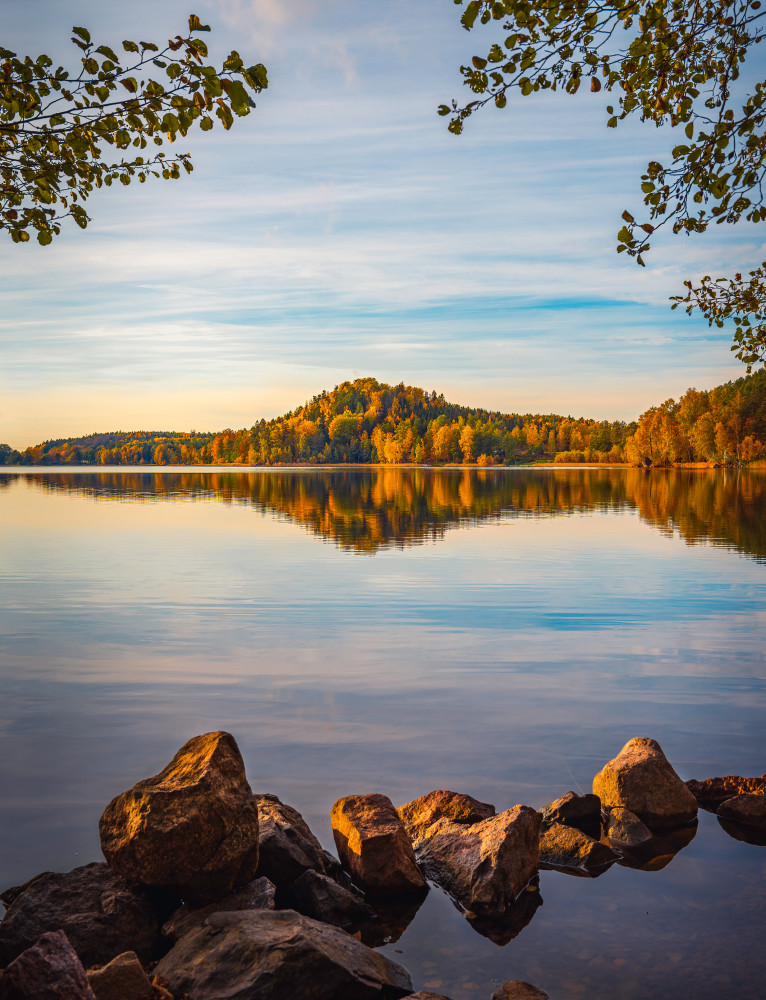 Autumn lake with a small mountain in the background od Christian Lindsten