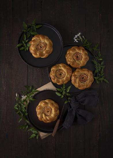 Apple cinnamon braided rolls