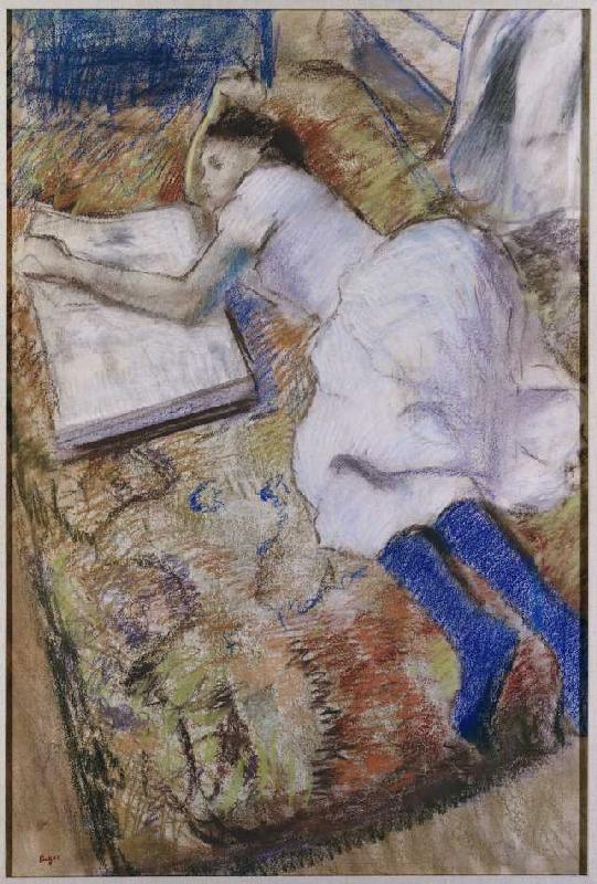 Ein liegendes junges Mädchen, ein Album ansehend od Edgar Degas