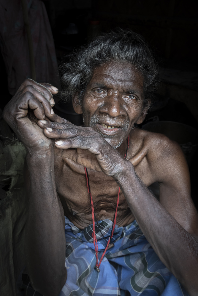 elder in a village at the outskirts of Kolkata, India od Elena Molina