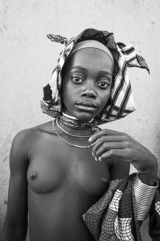Mucubal teenager at Virei, southern Angola od Elena Molina