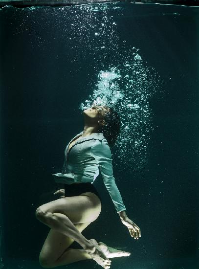 underwater artistic portrait shooting