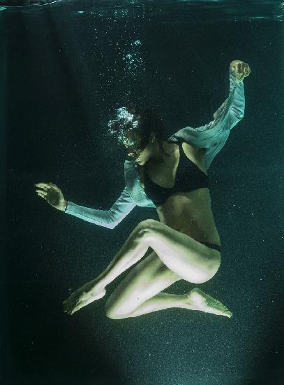 underwater artistic portrait shooting