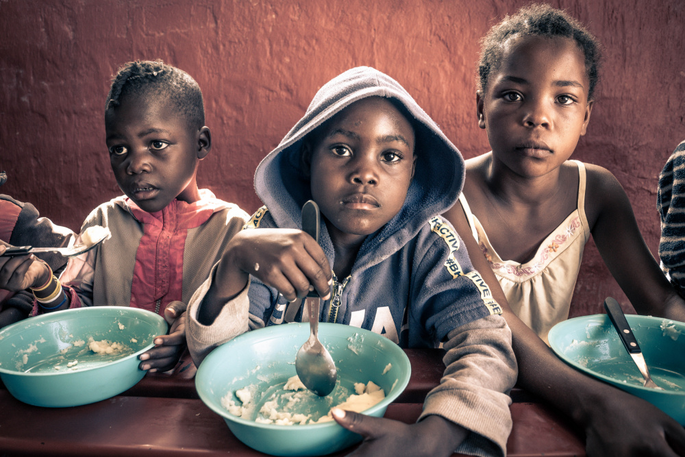 Himba kids at Lunch od Eyal Alcalay