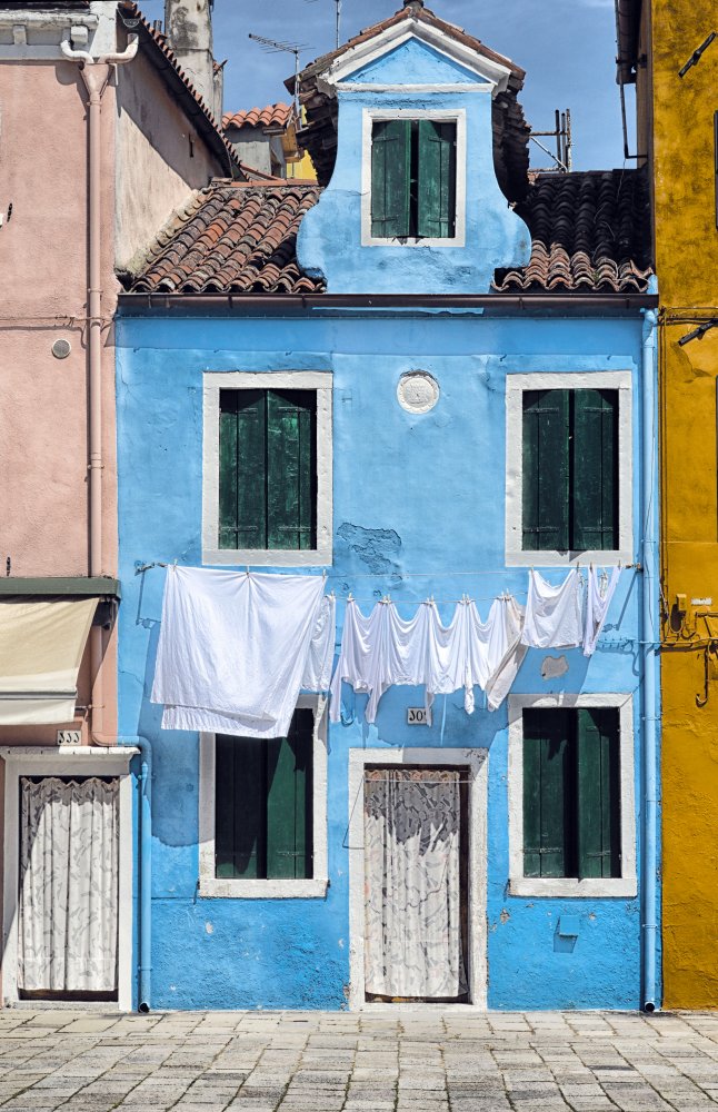 Clothes hanging in Burano, island of Venice od Francesca Ferrari