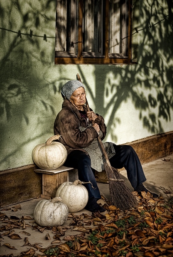 Old woman with pumpkins od George