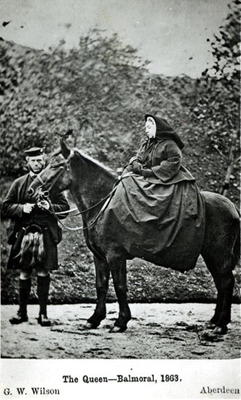 Queen Victoria (1819-1901) on horseback at Balmoral , 1863 (b/w photo) od George Washington Wilson