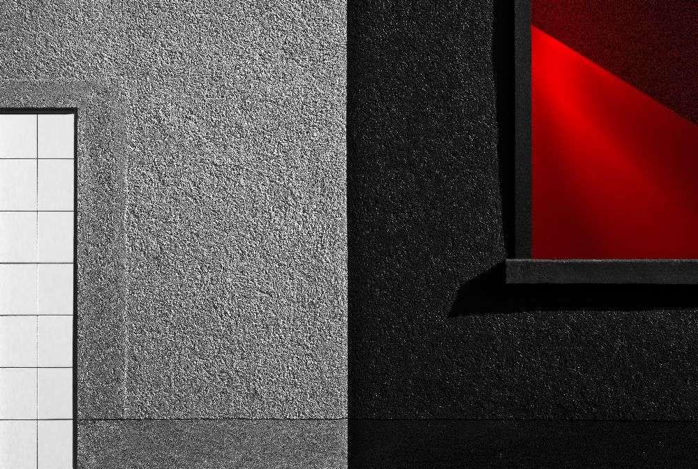 vitrina red black od Gilbert Claes
