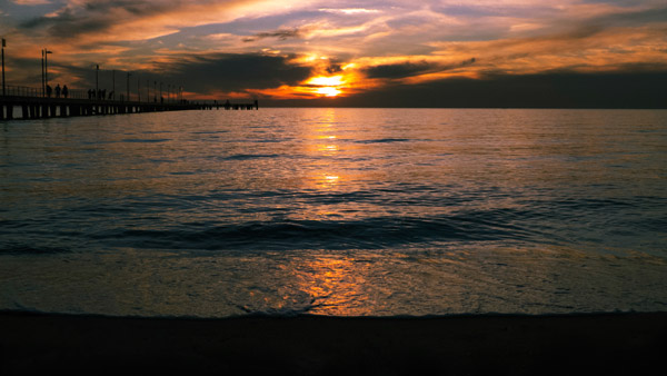 Sunset by the pier 1 od Giulio Catena