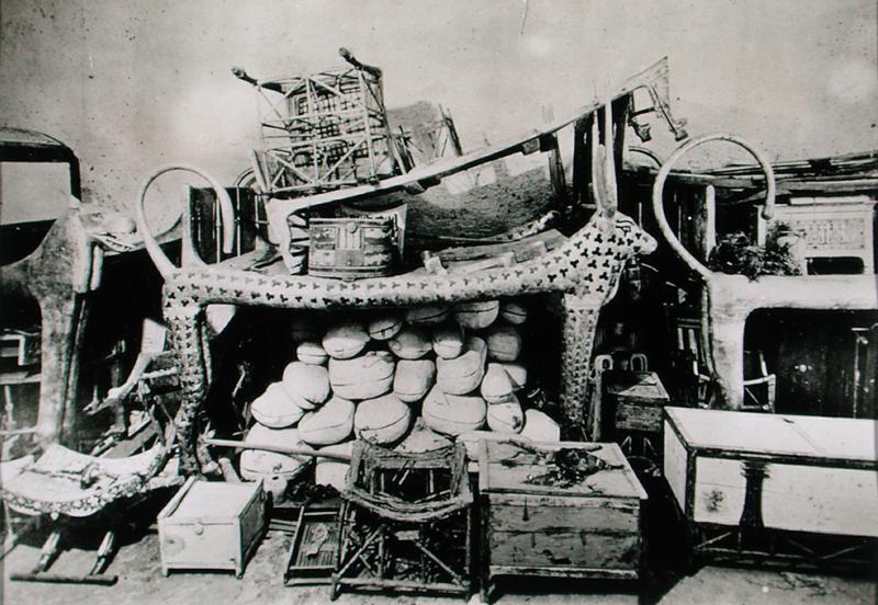 View of the antechamber of the Tomb of Tutankhamun looking west, Valley of the Kings, November 1922  od Harry Burton