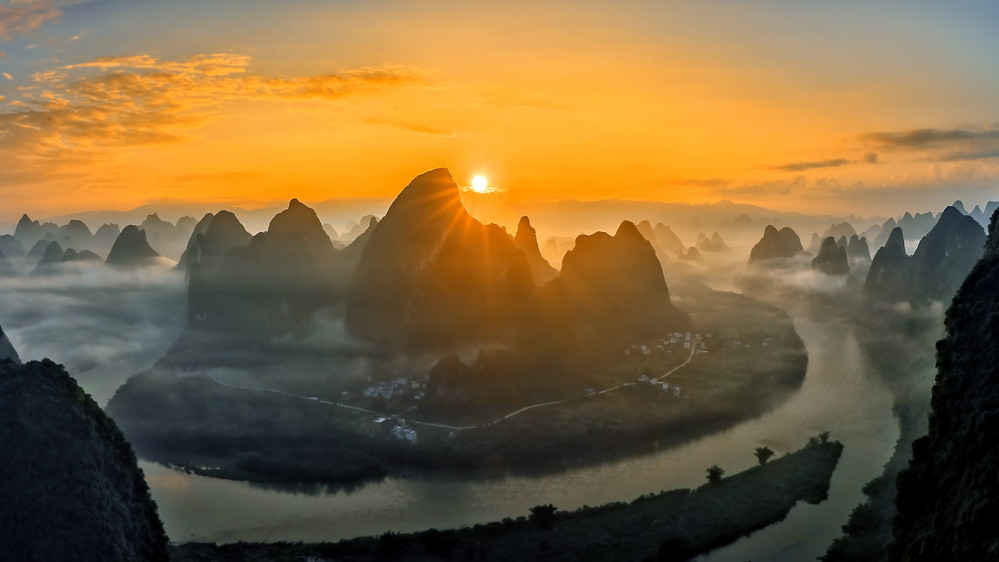 Sunrise over Li River od Hua Zhu