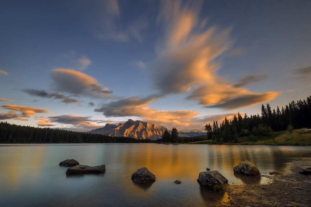 Two Jack Lake Sunset od Hua Zhu