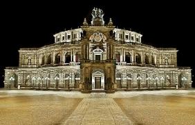 Semperoper bei Nacht