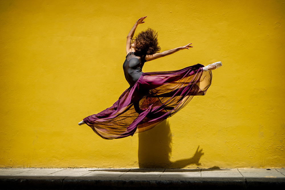 Ballet dancer jumping od Joan Gil Raga