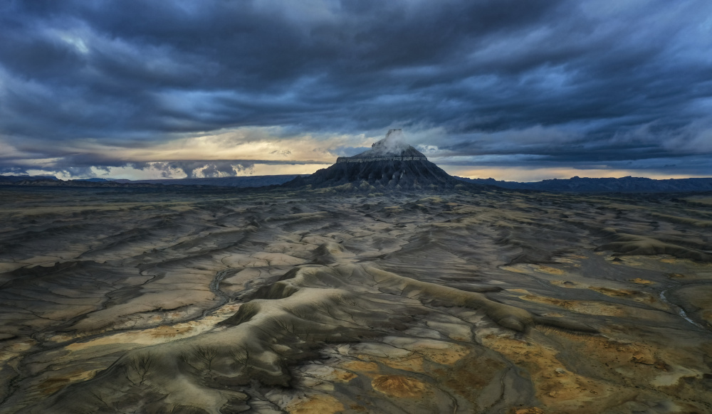 Cloudy morning at Factory Butte od Joanna W