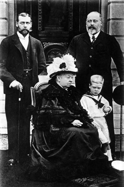 Four Generations of Victorian Royalty, taken at Osborne House, 5th August 1899 (b/w photo)  od John Chancellor