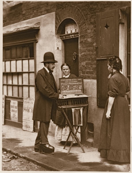 Street Doctor, 1876-77 (woodburytype)  od John Thomson