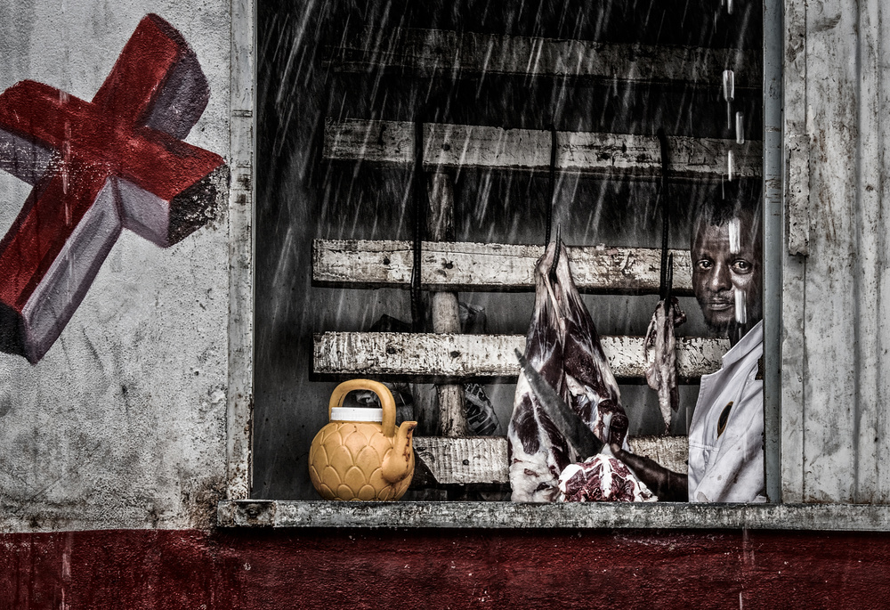 Ethiopian butcher in a rainy day. od Joxe Inazio Kuesta Garmendia