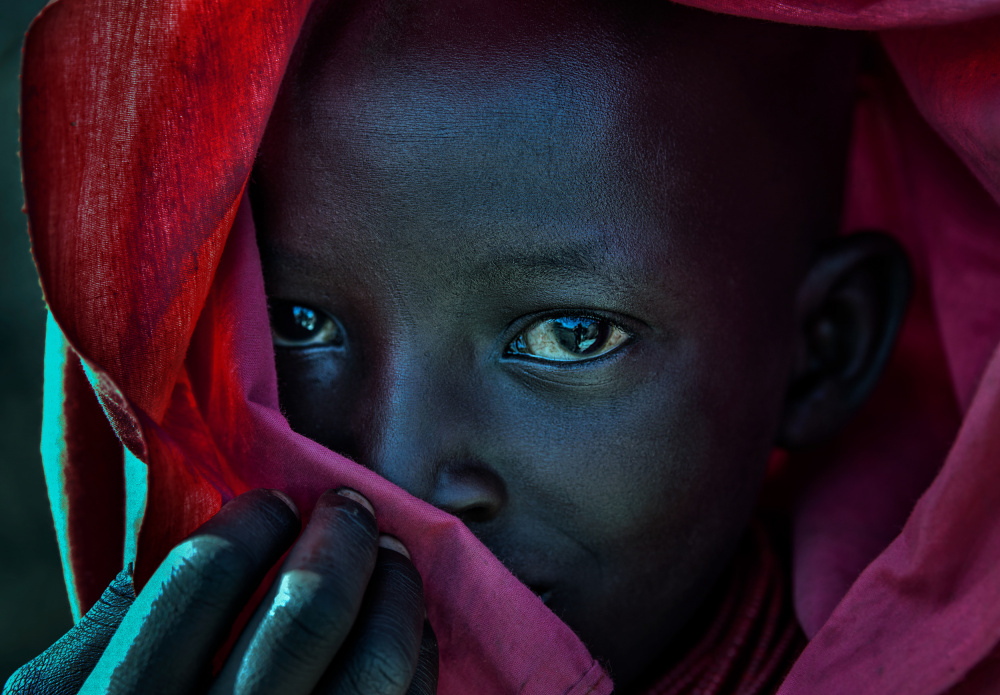 Ethiopian child covered in a red robe. od Joxe Inazio Kuesta Garmendia