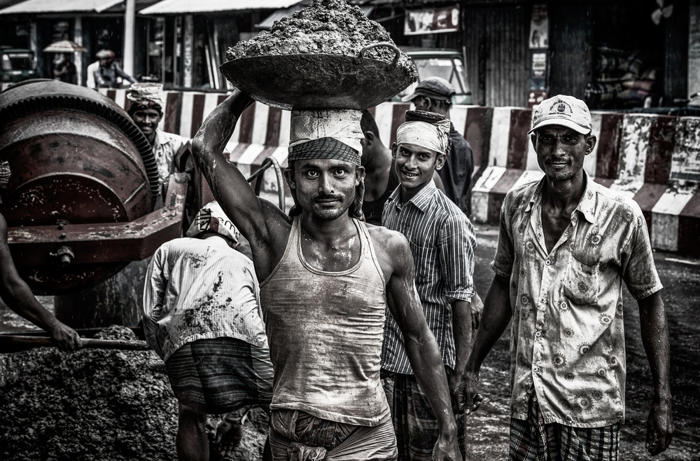 Working in the streets of Dhaka - Bangladesh od Joxe Inazio Kuesta Garmendia