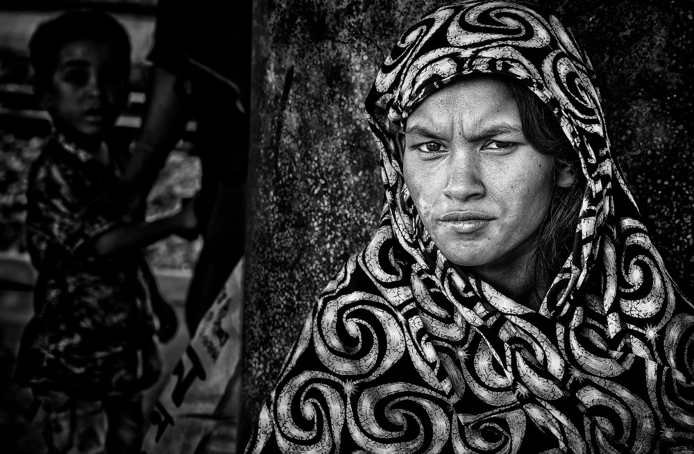Woman waiting at a train platform - Dhaka od Joxe Inazio Kuesta Garmendia