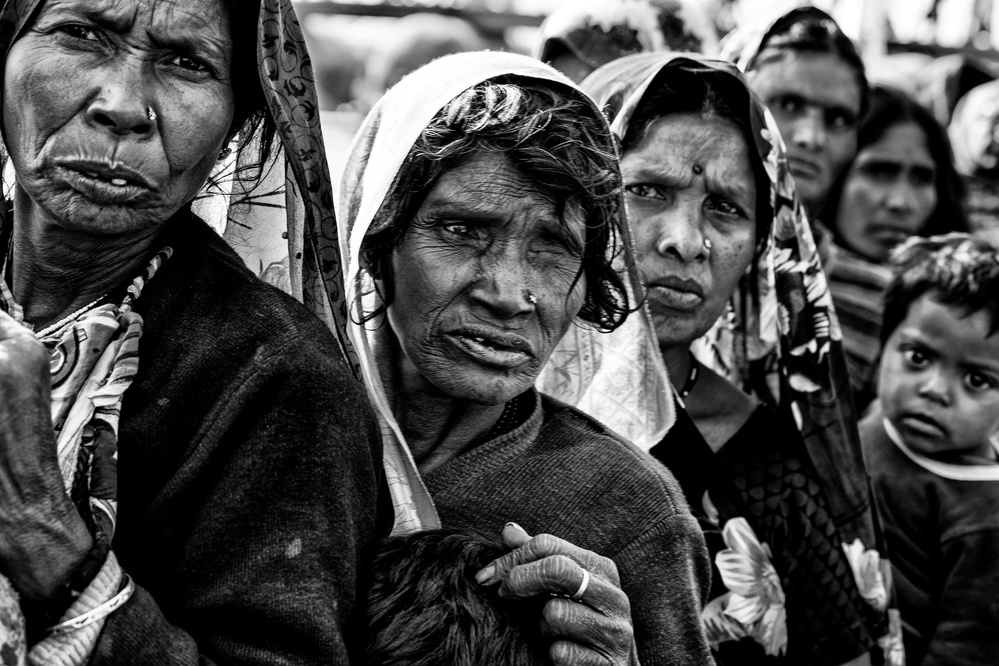 Women at the Kumbh Mela - Prayagraj - India od Joxe Inazio Kuesta Garmendia