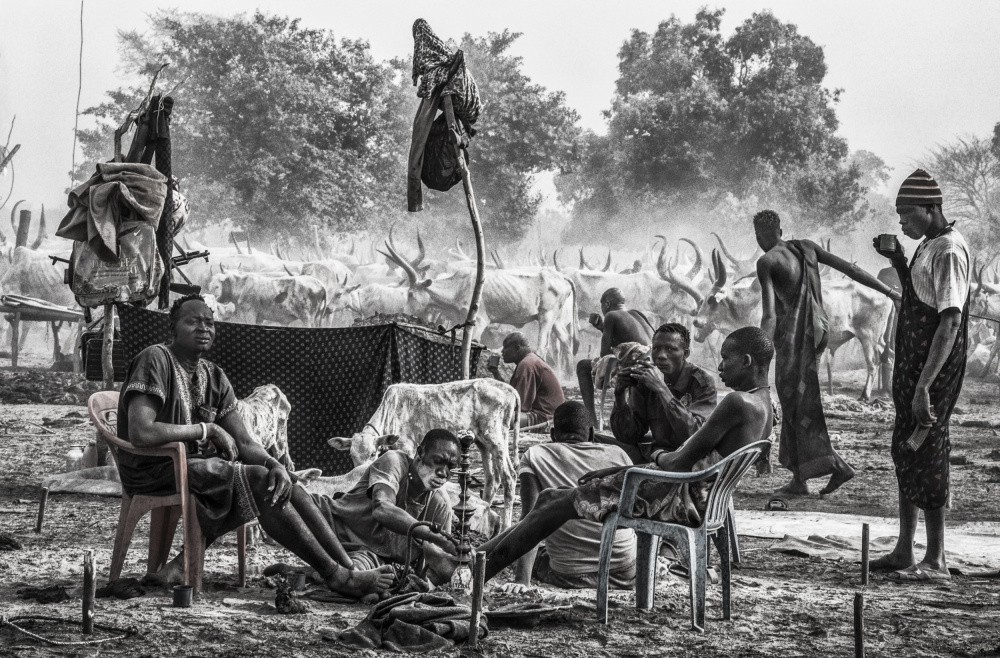 In a Mundari cattle camp-X - South Sudan od Joxe Inazio Kuesta Garmendia