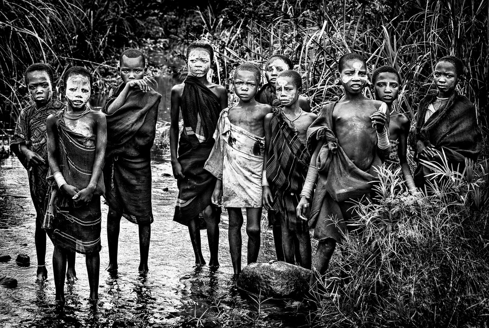 Surma tribe children - Ethiopia od Joxe Inazio Kuesta Garmendia