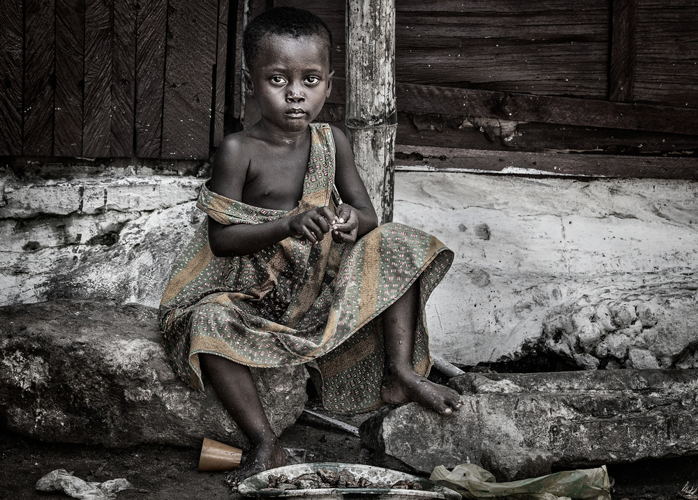 Girl in the streets of Accra - Ghana od Joxe Inazio Kuesta Garmendia