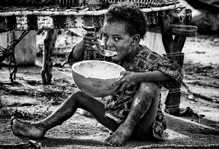 Lunch time at a gerewol festival camp - Niger